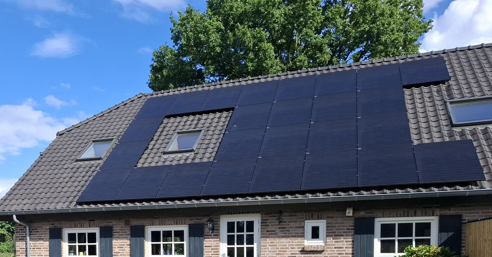 Zonnepanelen op het dak van de hoeve